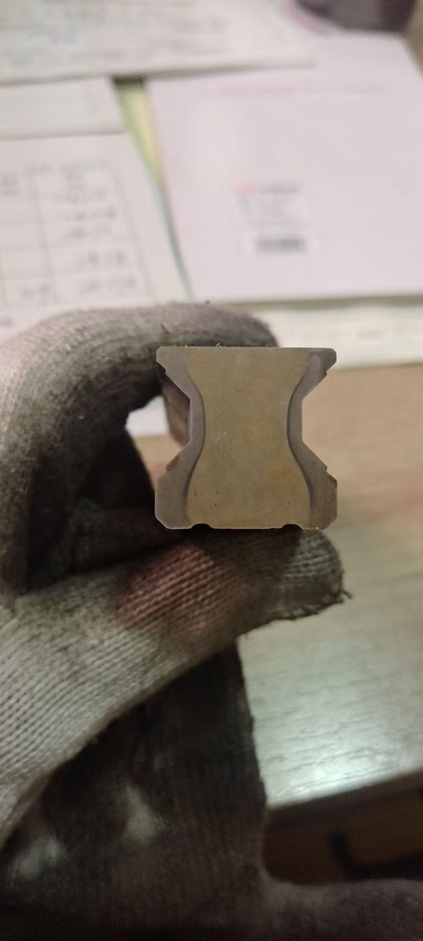 Symmetric hourglass-shaped cold-drawn steel raw-profile blank for downstream guide-rail manufacturing