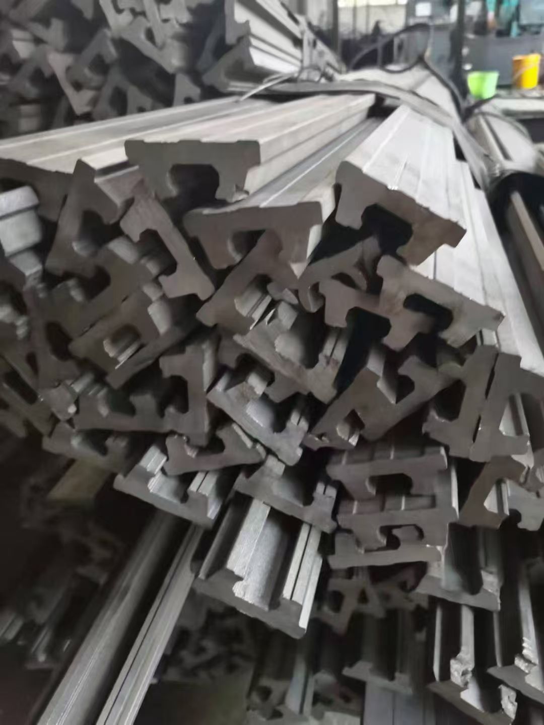 Bundled complex cold-drawn steel raw profiles for downstream slider manufacturing